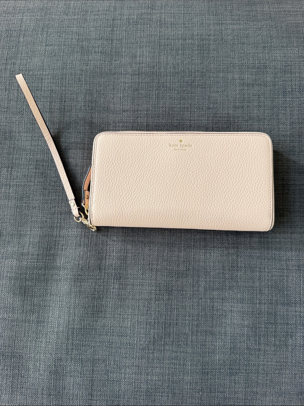kate spade Cream Pebbled Leather Zip Wristlet. NWOT